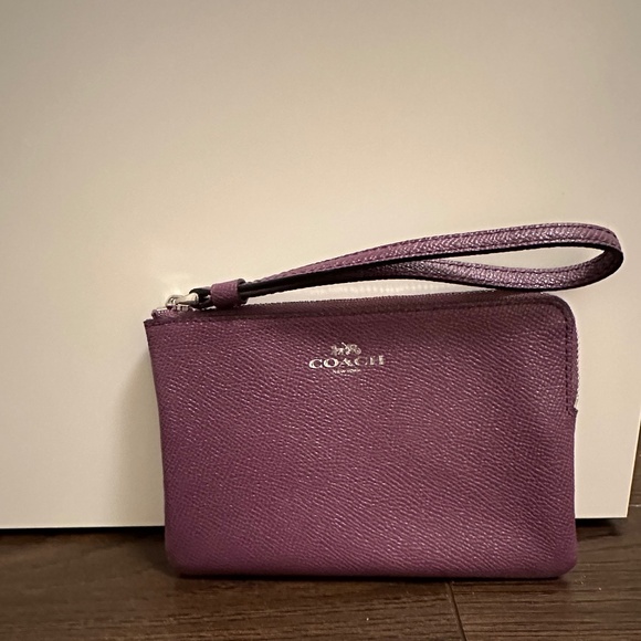 Coach Corner Zip Wristlet - New - Picture 9 of 9